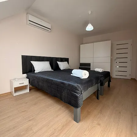 Apartmán Two-bedroom In Center With Private Garage