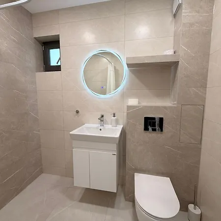 Two-bedroom In Center With Private Garage Apartmán