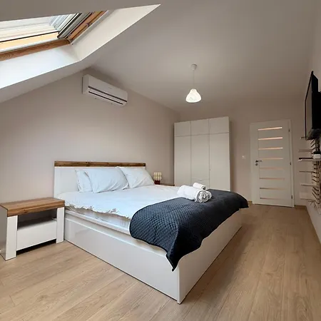 Two-bedroom In Center With Private Garage Apartmán