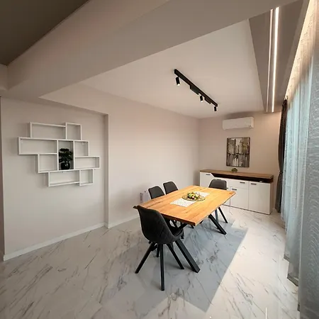 Apartmán Two-bedroom In Center With Private Garage